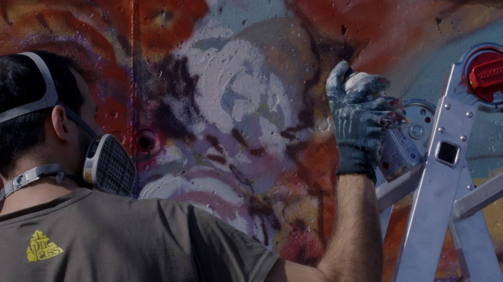 Chico pintando Graffiti